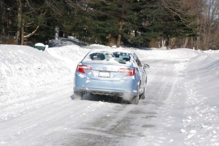 凍結した道路を走る車